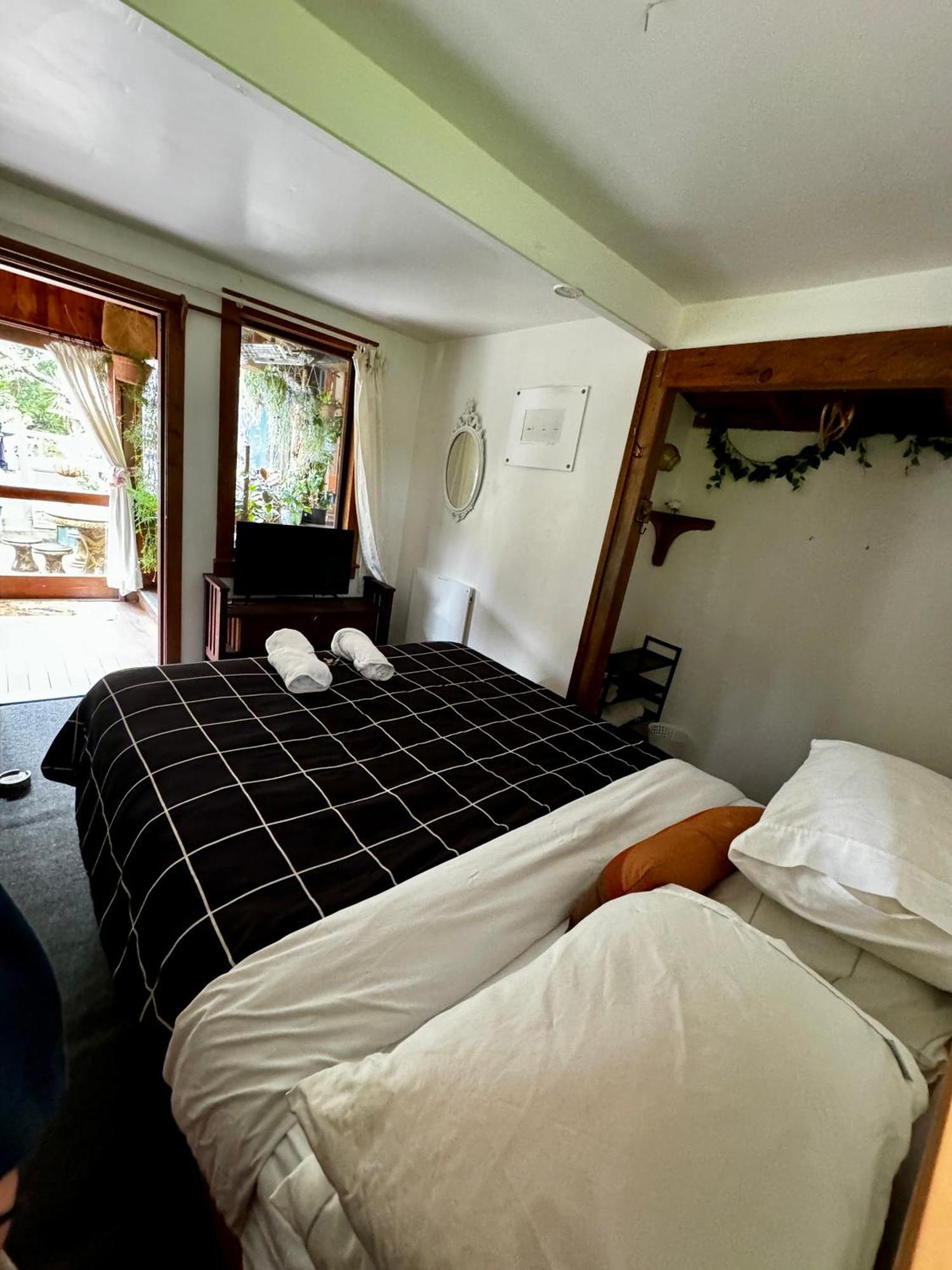 Ostend Waiheke Island Guesthouse מראה חיצוני תמונה